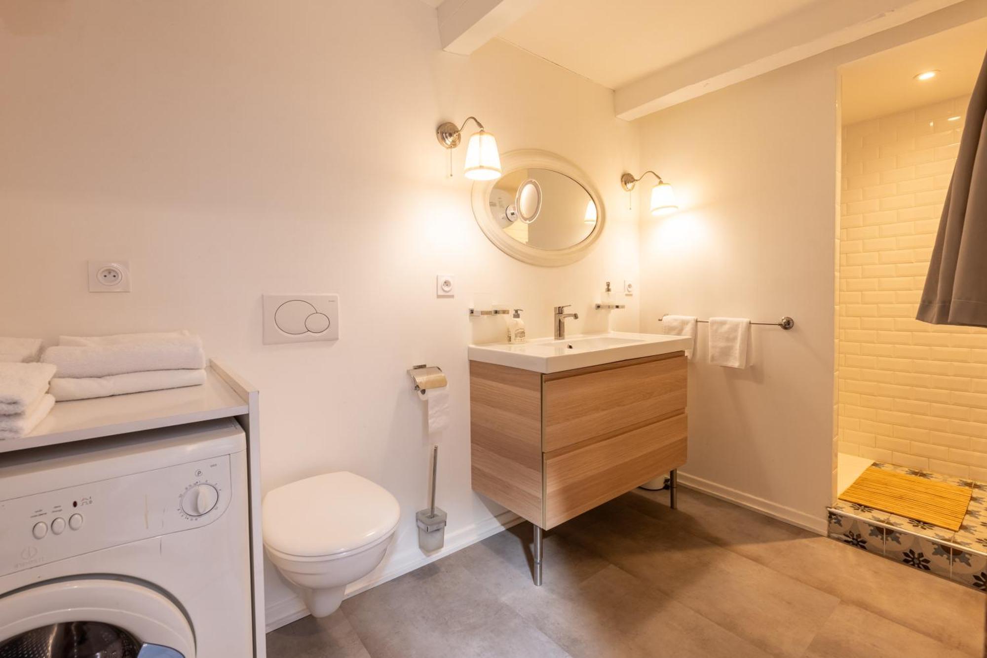 Sous Les Toits D'Annecy, Un Appartement Irresistible Pour 1 A 6 Personnes En Plein Coeur De Ville Luaran gambar